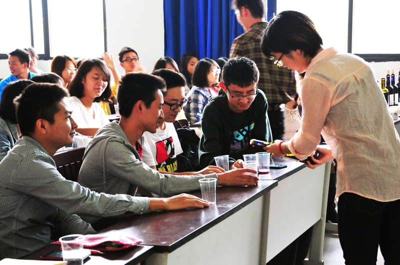 色情影片
第十三届外语文化节系列讲座：微醺之美——葡萄酒品鉴