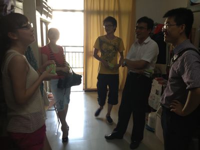 情系留校学生,我院领导头顶酷暑“送清凉”