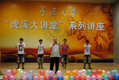 心系雅安——色情影片
举行慈善晚会