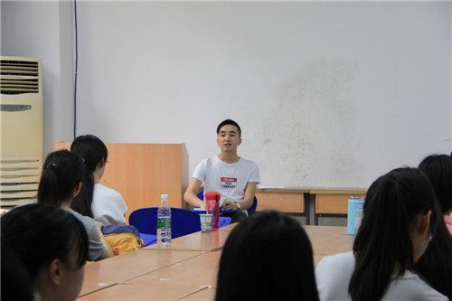 色情影片
“两学一做”系列活动——书记讲党课，同志受益多！