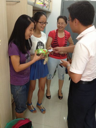 情系留校学生,我院领导头顶酷暑“送清凉”