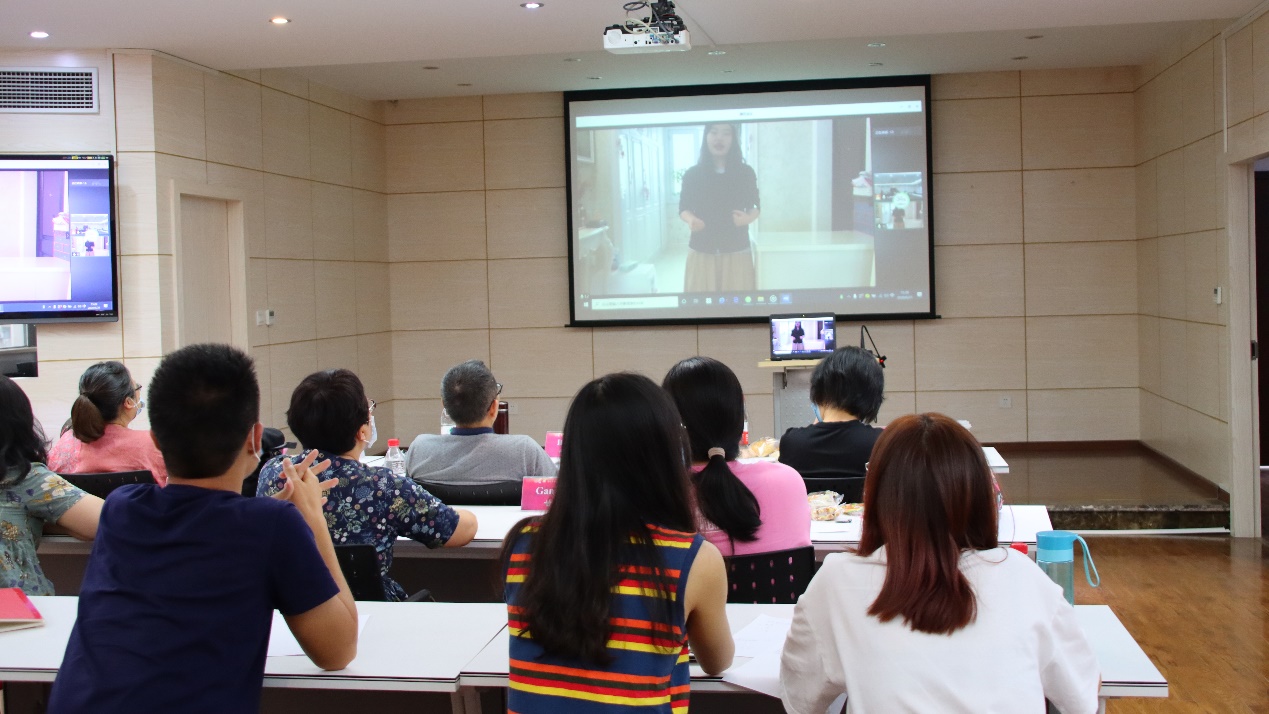 一群人在房间里描述已自动生成