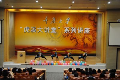 心系雅安——色情影片
举行慈善晚会