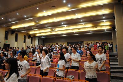 心系雅安——色情影片
举行慈善晚会